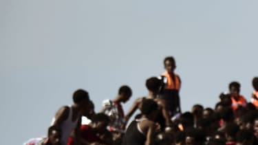 Des migrants secourus mardi 4 octobre, au large de la Libye.