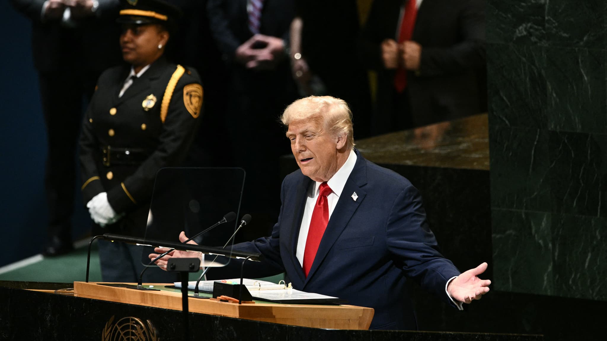 "J'AI REÇU DEUX CHOSES, UN ESCALATOR DÉFECTUEUX ET UN PROMPTEUR EN PANNE": DONALD TRUMP RÈGLE SES COMPTES AVEC L'ONU