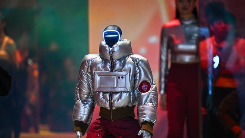 "Les robots, eux aussi, ont besoin d'être habillés": à Séoul, des robots humanoïdes ont fait le show aux côtés des mannequins lors d'un défilé de mode