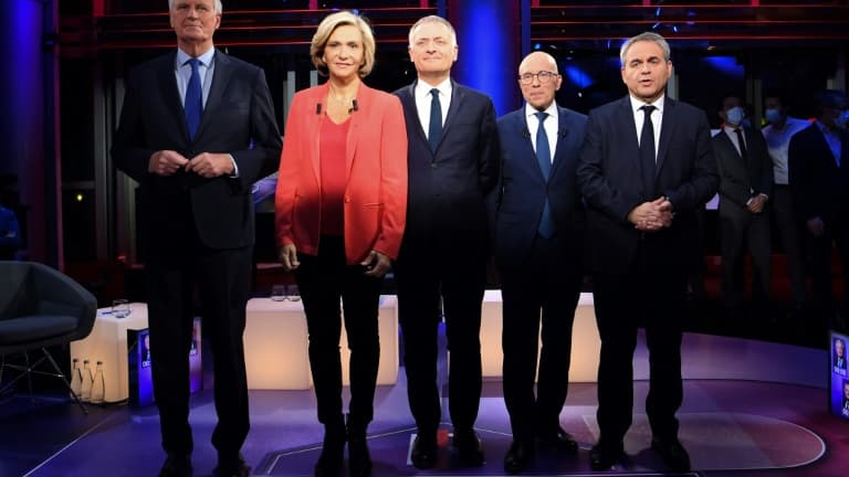 (g-d) Les candidats LR à la présidentielle de 2022 Michel Barnier, Valérie Pécresse, Philippe Juvin, Eric Ciotti et Xavier Bertrand avant un débat télévisé sur la chaîne LCI, le 8 novembre 2021 à Boulogne-Billancourt, près de Paris