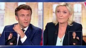 Emmanuel Macron et Marine Le Pen lors du débat de l'entre-deux-tours de l'élection présidentielle, le 21 avril 2022.