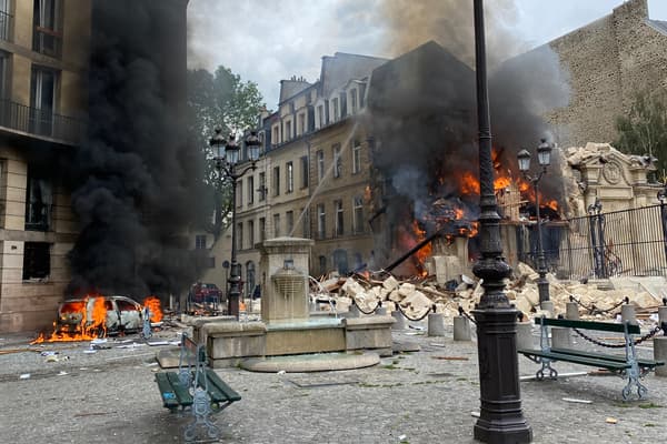 Les pompiers tentent d'éteindre l'incendie après l'effondrement de l'immeuble rue Saint-Jacques dans le 5e arrondissement de Paris, le 21 juin 2023