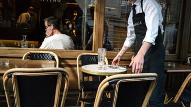 Un serveur dans un café parisien, le 20 mai 2022 (photo d'illustration).