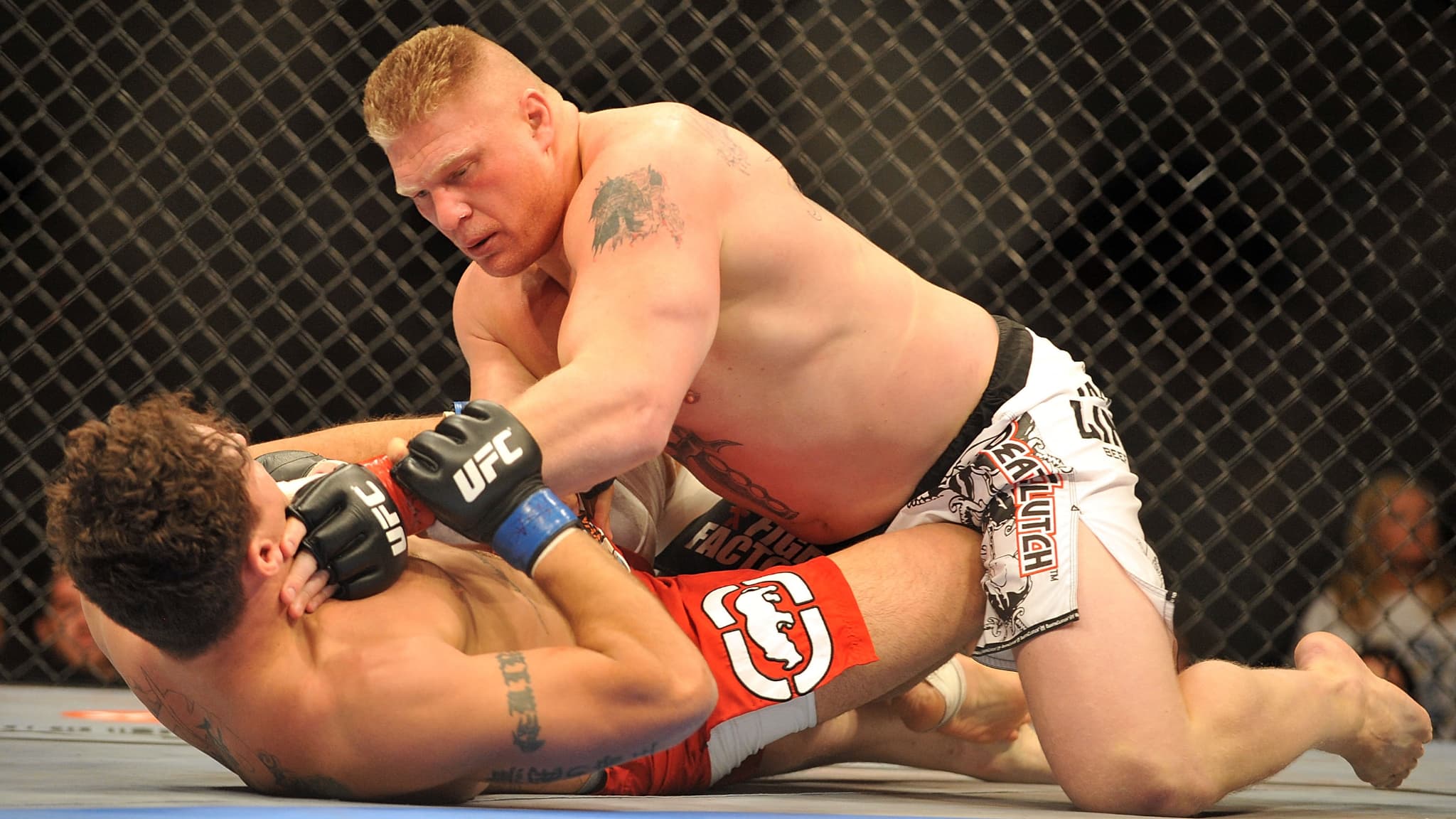 Brock Lesnar (au-dessus) lors de son combat pour le titre face à Frank Mir lors de l'UFC 100 en juillet 2009