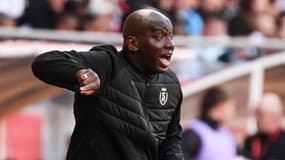 Samba Diawara en train de donner des consignes pendant un match de Reims, le 29 mars 2025