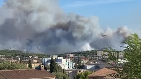 Des Canadairs tentent d'éteindre le feu à Martigues - Témoins BFMTV