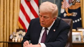 Le nouveau président américain, Donald Trump, le 20 janvier 2025 dans le bureau ovale de la Maison-Blanche 