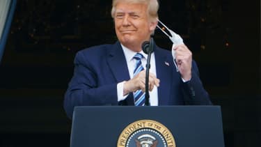 Le président américain Donald Trump s'exprime depuis la balcon de la Maison Blanche devant ses sympathisants le 10 octobre 2020