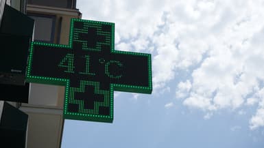 Un panneau de pharmacie affichant 41°C à Lyon (Rhône) le 12 août 2025, lors d'une importante vague de chaleur.