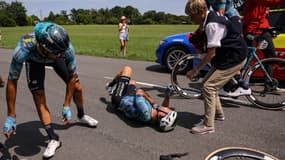 Mark Cavendish victime d'une chute lors de la 8e étape du Tour de France 2023.