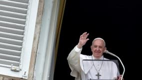 Le pape François salue la foule rassemblée sur la place Saint-Pierre le 28 avril 2019