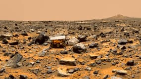 Un paysage martien pris en photo par la sonde Pathfinder montre le petit rover d'exploration Sojourner.