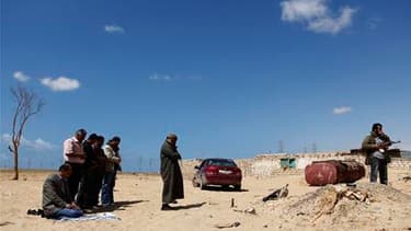 Les insurgés libyens piétinaient mardi à proximité d'Ajdabiah, dans l'Est de la Libye, sans tenter d'avancée sur cette ville stratégique car les forces kadhafistes y restent puissantes en dépit des raids aériens occidentaux. /Photo prise le 22 mars 2011/R