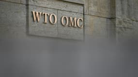 Le sigle de l'Organisation mondiale du commerce (OMC) à l'entrée de son siège à Genève, le 23 juillet 2020