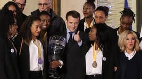 Emmanuel Macron et les handballeuses de l'équipe de France à l'Elysée