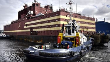 Cette centrale nucléaire flottante, la première du monde, est équipée de deux réacteurs capables d'alimenter une ville de 100.000 habitants