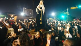 Une statue à l'effigie de la Vierge Marie lors d'une procession à Los Angeles. 