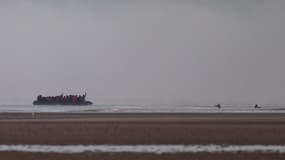 Des migrants sur une embarcation destinée à traverser la Manche, sur les côtes de Gravelines, le 12 octobre 2022. (photo d'illustration)