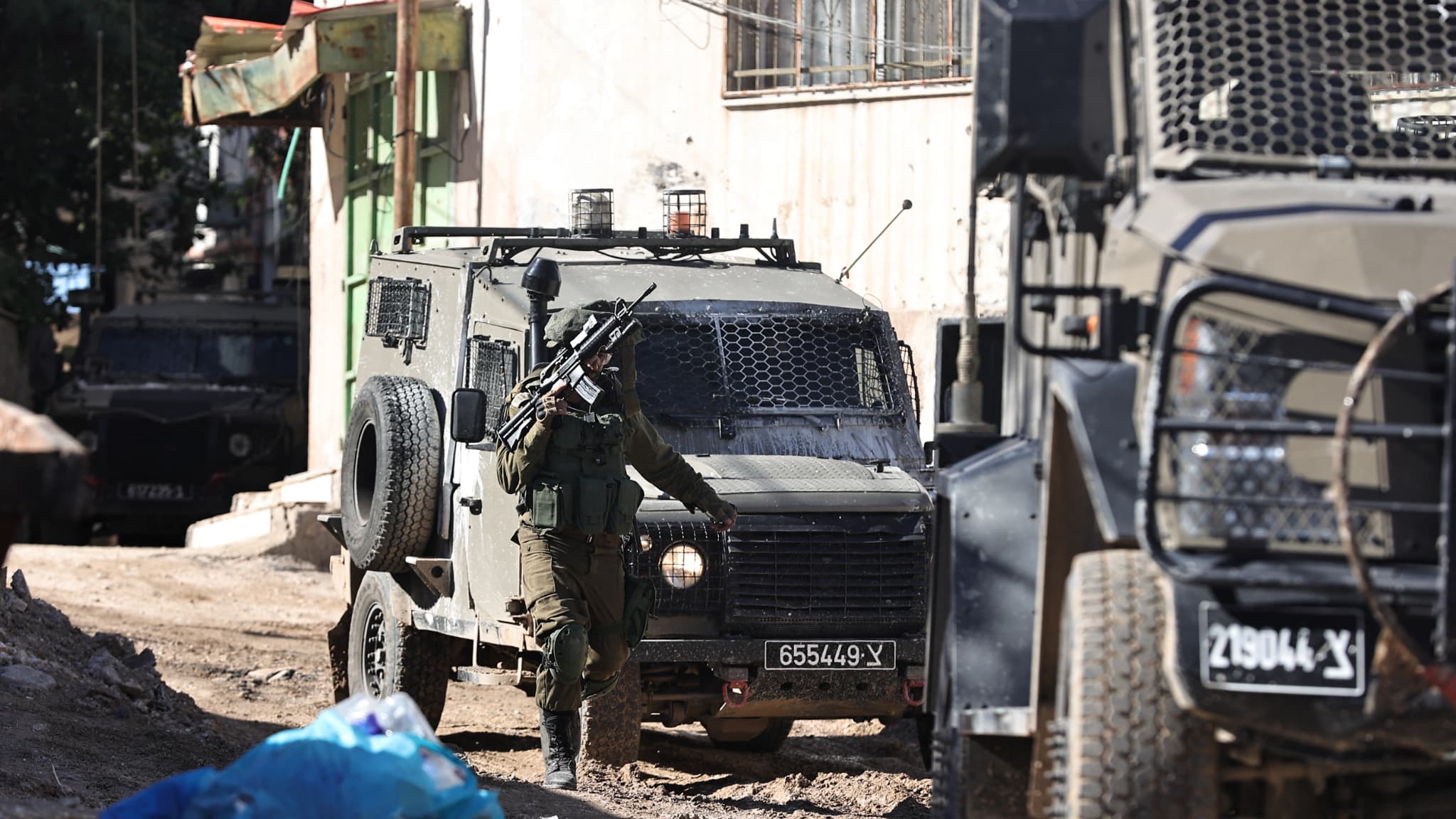 Un soldat israélien patrouille dans le camp de réfugiés de Jénine, en Cisjordanie occupée, le 29 novembre 2023, lors d'une opération militaire en cours dans le camp. Un soldat israélien patrouille dans le camp de réfugiés de Jénine, en Cisjordanie occupée, le 29 novembre 2023, lors d'une opération militaire en cours dans le camp.