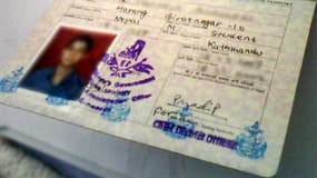 Le passport népalais d'un homme.