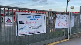 Des banderoles devant le lycée Camille Claudel où des élèves et enseignants protestent contre la fermeture de deux classes à la rentrée prochaine.