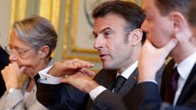 Emmanuel Macron, Élisabeth Borne et Olivier Dussopt lors d'une réunion à l'Élysée avec les syndicats patronaux le 18 avril 2023