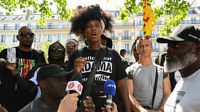 Assa Traoré, figure du combat contre les violences policières, s'exprime le 8 juillet 2023 à Paris avant une marche en mémoire de son frère décédé peu après son interpellation par des gendarmes en juillet 2016