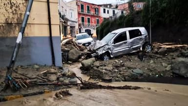 Des voitures détruites sont photographiées à Casamicciola, dans le sud de l'île d'Ischia, le 26 novembre 2022, à la suite de fortes pluies qui ont provoqué un glissement de terrain.
