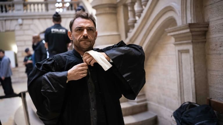 Lee Takhedmit, l'un des avocats de l'ancien anesthésiste Frédéric Péchier, arrive au palais de justice de Besançon au deuxième jour du procès de son client, le 9 septembre 2025 dans le Doubs