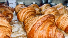 Des croissants dans une boulangerie parisienne.