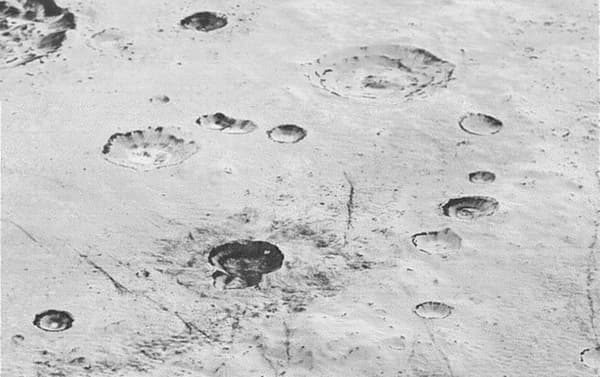 Les cratères parsemant les plaines gelé de Pluton.