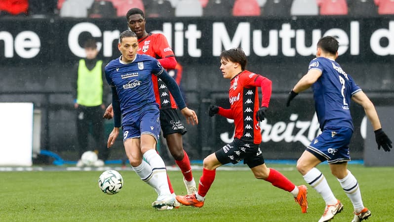 Gros duels lors du match de Ligue 2 Guingamp-Dunkerque le 4 janvier 2025