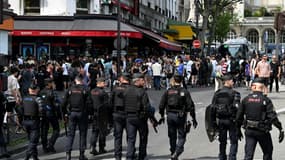 Des gendarmes mobiles, le 8 juillet 2023 à Paris, lors d'une marche en mémoire d'Adama Traoré, décédé peu après son interpellation par des gendarmes en juillet 2016
