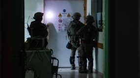 Cette photo diffusée par l'armée israélienne le 15 novembre 2023 montre des soldats israéliens menant des opérations à l'intérieur de l'hôpital Al-Shifa dans la ville de Gaza.