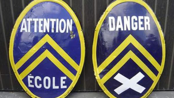 Des panneaux de signalisation sponsorisé par Citroën au début du XXe siècle en France. 