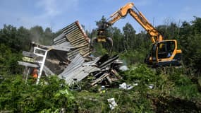 Destruction d'un édifice à Notre-Dame-des-Landes. 