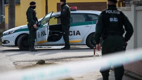 Des policiers se tiennent près de la scène du crime où le journaliste et sa compagne ont été retrouvés, le 26 février 2018 à Velka Maca en Slovaquie.
