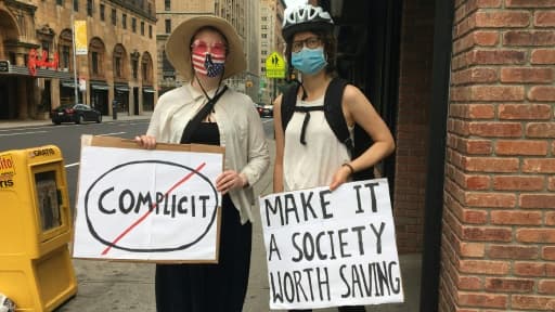Krista Knight (à gauche), et Tatjana Gall, deux amies new-yorkaises de 36 ans, posent avec leur pancarte après avoir manifesté pour #BlackLivesMatter le 5 juin à Manhattan