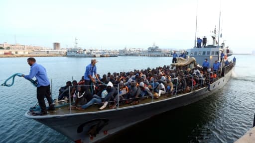 Des migrants secourus par les gardes-côtes libyens arrivent à Tripoli, le 26 mai 2017