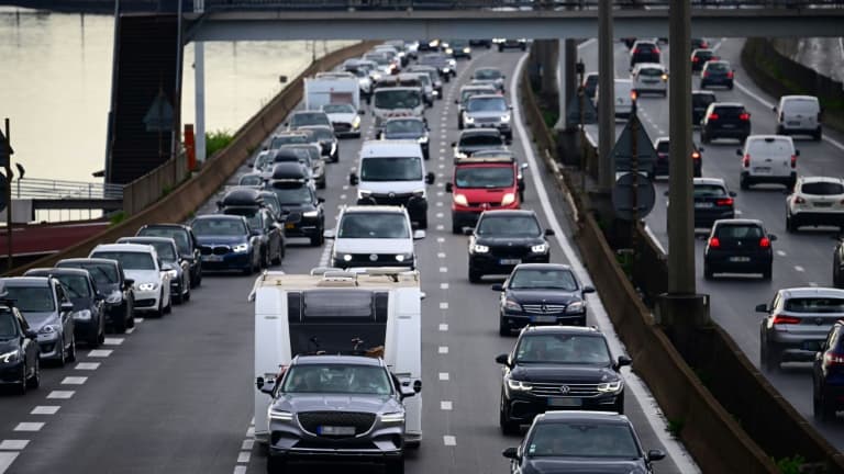 Des voitures sur la route (image d'illustration). 