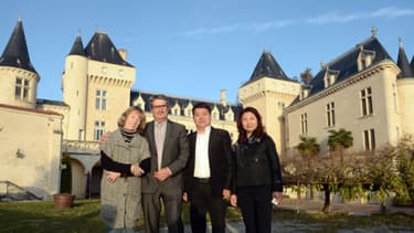 James Grégoire (à gauche) et Lam Kok, prennent la pose avec leurs épouses, devant le Château de la Rivière, peu de temps avant le drame, vendredi 20 décembre. La vente de la propriété avait été conclue la veille.
