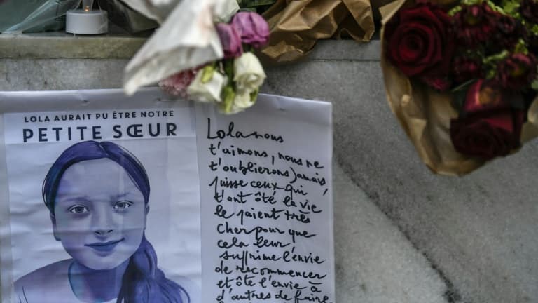 Des fleurs devant l'immeuble où vivait Lola à Paris, le 20 octobre 2022