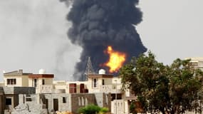 Un dépôt de stockage d'hydrocarbures, touché par des roquettes, a pris feu lundi à Tripoli