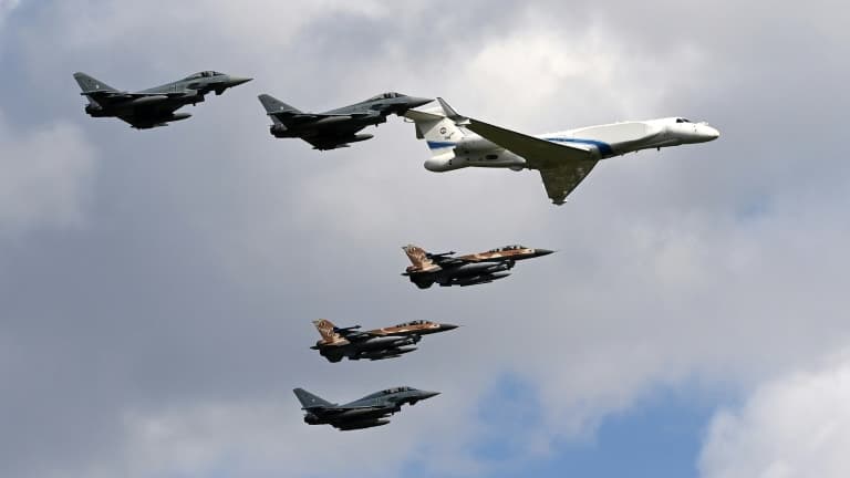Des F-16 israéliens volent en formation au-dessus de la base de Fürstenfeldbruck, près de Munich (Allemagne), le 18 août 2020 Des F-16 israéliens volent en formation au-dessus de la base de Fürstenfeldbruck, près de Munich (Allemagne), le 18 août 2020