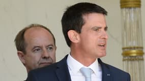 Bernard Cazeneuve et Manuel Valls auraient menti sur le dispositif de sécurité mis en place à Nice le soir du 14 juillet. 