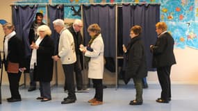 Une file d'attente dans un bureau de vote de Quimper, dans le Finistère, le 7 mai. 