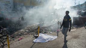 Un homme marche dans les rues de Pétion-Ville, en Haïti, le 18 mars 2024