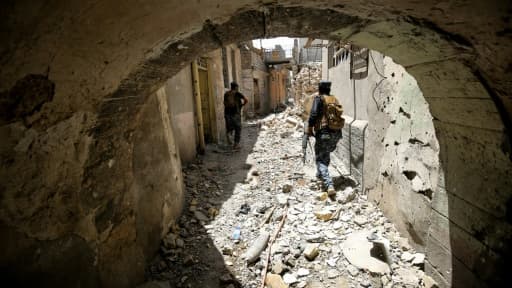 Des membres de la police fédérale irakienne dans une rue de la Vieille ville de Mossoul, le 28 juin 2017