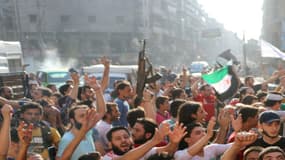 A Alep, des Syriens manifestent leur joie à la suite d'une victoire des rebelles, le 6 août 2016.
