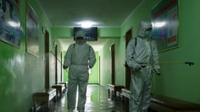 Désinfection des couloirs d'un hôpital de Pyongyang en raison de la pandémie de Covid-19, le 1er avril 2020.